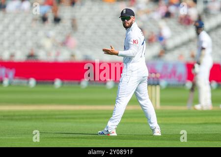 Ben Duckett d'Inghilterra dà le istruzioni alla squadra durante il 2° Rothesay test Match Day 4 a Lords, Londra, Regno Unito, 1° settembre 2024 (foto di Izzy Poles/News Images) Foto Stock