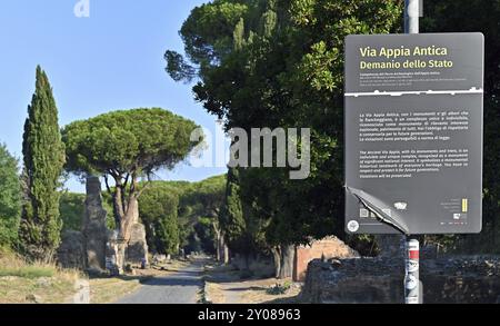 Bacheca informativa, via Appia Antica, cipressi, pini e lapidi Foto Stock