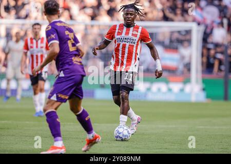 Eindhoven, Paesi Bassi. 1 settembre 2024. EINDHOVEN, PAESI BASSI - 1 SETTEMBRE: Johan Bakayoko del PSV corre con il pallone durante una partita olandese Eredivisie tra il PSV e il Go Ahead Eagles al Philips Stadion il 1° settembre 2024 a Eindhoven, Paesi Bassi. (Foto di Broer van den Boom/Orange Pictures) credito: dpa/Alamy Live News Foto Stock