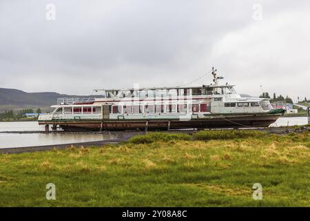 Il vecchio traghetto fluviale sorge sulla riva del lago Lagarfljot in Islanda Foto Stock