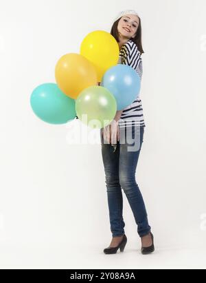 Giovani carino brunette girl in stile parigino con ballons. Isolato Foto Stock