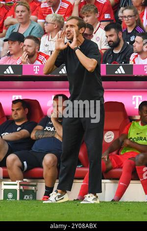 Monaco, Germania. 1 settembre 2024. MONACO, GERMANIA - 1 SETTEMBRE: Allenatore Julian Schuster del Freiburg durante la partita di Bundesliga tra il Bayern Muenchen e il Freiburg all'Allianz Arena il 1° settembre 2024 a Monaco, Germania.240901 SEPA 24 004 - 20240901 PD13488 credito: APA-PictureDesk/Alamy Live News Foto Stock