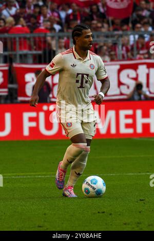 Monaco, Germania. 1 settembre 2024. MONACO, GERMANIA - 1 SETTEMBRE: Serge Gnabry del Bayern Muenchen durante la partita di Bundesliga tra il Bayern Muenchen e il Freiburg all'Allianz Arena il 1° settembre 2024 a Monaco, Germania.240901 SEPA 24 006 - 20240901 PD13474 credito: APA-PictureDesk/Alamy Live News Foto Stock