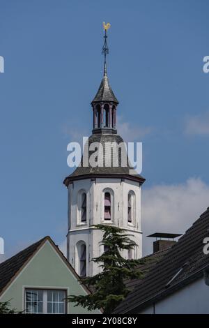 Storica torre della chiesa con un rubinetto, circondata da tetti e con il sole, Xanten, basso Reno, Renania settentrionale-Vestfalia, Germania, Europa Foto Stock