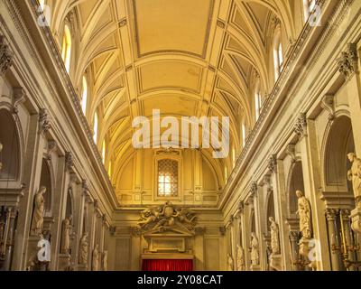 Navata luminosa di una chiesa barocca, decorata con alti soffitti e lunghe file di colonne, montserrat, spagna Foto Stock