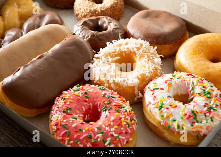 Una vista di una dozzina di ciambelle in una scatola. Foto Stock