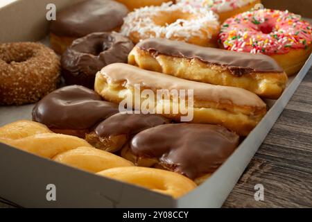 Una vista di una dozzina di ciambelle in una scatola. Foto Stock