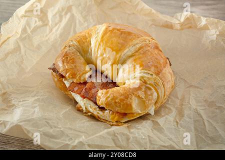 Vista di un panino con croissant, con uova, pancetta e formaggio. Foto Stock