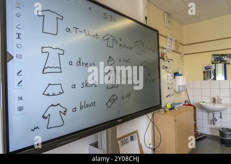 Classe di quarta elementare, dopo la scuola, l'edificio è più vecchio ma in buone condizioni, con materiali didattici moderni, lavagna bianca, lezioni di inglese Foto Stock