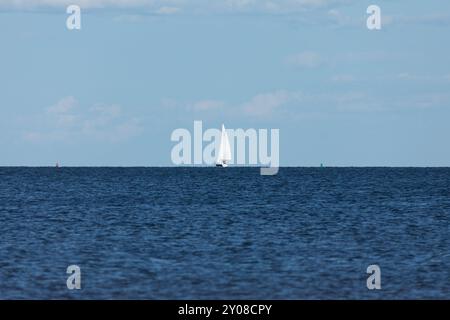 South Amboy, New Jersey - 21 agosto 2024: Le barche a vela navigano nella baia di Raritan durante le loro corse del mercoledì sera nell'estate del 2024 Foto Stock