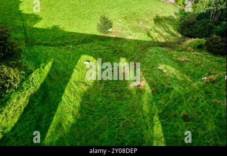 Ombre create dal viadotto di Merrygill sulla linea ferroviaria in disuso vicino a Kirkby Stephen, Cumbria Foto Stock