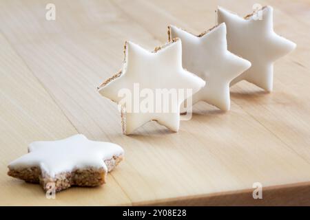 Stelle di cannella su un tavolo di legno Foto Stock