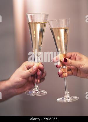 Bicchieri di champagne nell uomo e nella donna le mani. La datazione e il concetto di amore Foto Stock