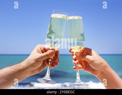 Due bicchieri di champagne nell uomo e nella donna le mani Foto Stock