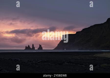 Tramonto dalla spiaggia nera di Reynisdrangar a Vik, Islanda, Europa Foto Stock