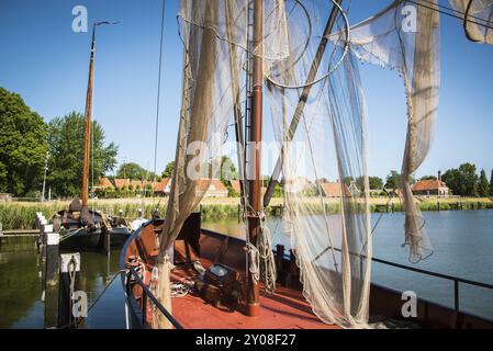 Enkhuizen, Paesi Bassi, giugno 2022. Barche da pesca e reti tradizionali che si asciugano al Museo Zuiderzee di Enkhuizen. Messa a fuoco selettiva Foto Stock