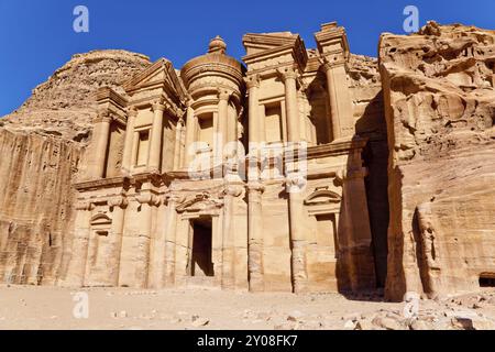 Facciata monumentale di ed dier nell'antica città nabatea di petra, in giordania Foto Stock