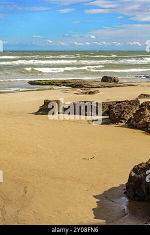 Vista della spiaggia di Cal nella città di Torres, Rio Grande do Sul, con il loro caratteristico paesaggio e pietre Foto Stock