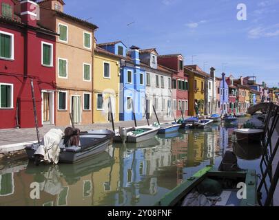 Colorata fila di case sull'isola di Burano Foto Stock