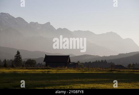 Vecchia fattoria in legno nelle Alpi Bavaresi prima del tramonto Foto Stock