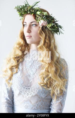 Primavera di bellezza ritratto di una sposa con una ghirlanda isolata su uno sfondo grigio Foto Stock