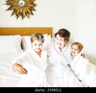 Felice la madre e le figlie divertirsi facendo selfie dopo trattamento spa Foto Stock