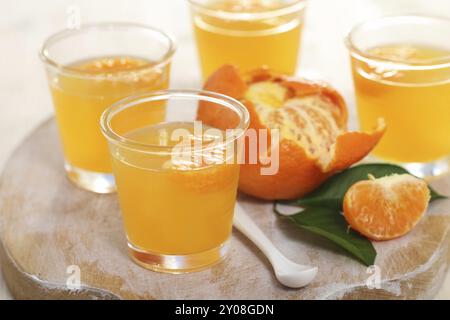 Frutta gelatina di mandarino nella ciotola di vetro Foto Stock