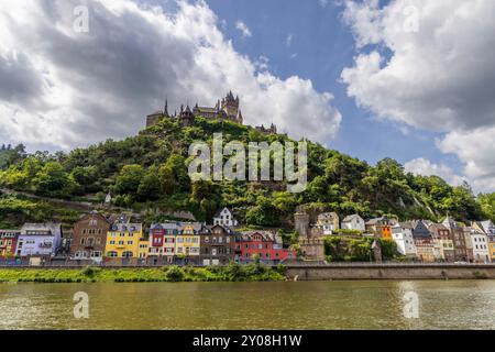 Castello di Reichsburg che si affaccia sulla città di Cochem sul fiume Mosella, Germania Foto Stock