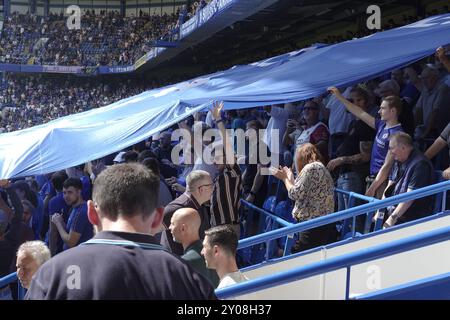 Chelsea vs Crystal Palace, Premier League, Stamford Bridge, Fulham, Londra, REGNO UNITO. 1 settembre 2024. I tifosi del Matthew harding svelano il loro striscione tradizionale prima del calcio d'inizio; Chelsea Football Club vs. Crystal Palace Football Club nella terza partita della stagione di Premier League 2024/25 allo Stamford Bridge. Credito: Motofoto/Alamy Live News credito: Motofoto/Alamy Live News Foto Stock