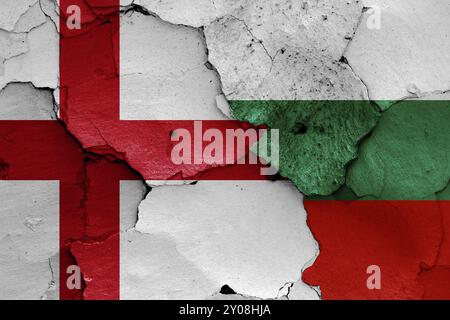 Bandiere di Inghilterra e Bulgaria dipinte su pareti incrinate Foto Stock