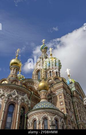 Chiesa ornata con magnifiche cupole dorate e cielo blu sullo sfondo, san pietroburgo, Mar baltico, russia Foto Stock