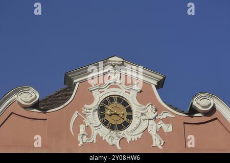 Tetto con volute e orologio, rilievo, figure, dettaglio, decorazione, barocco, rococò, timpano, castello nuovo, piazza del castello, Meersburg, Obersee, Lago Constanc Foto Stock