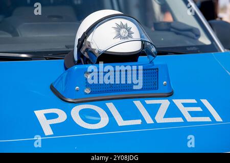 Polizei, Streifenwagen, Einsatzhelm liegt auf der Motorhaube, bei einer Pause, Symbolbild Polizei *** polizia, pattuglia, casco steso sul cofano, durante una pausa, polizia fotografica simbolica Foto Stock