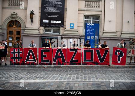 Kiev, Ucraina. 1 settembre 2024, Kiev, Ucraina. Un cartello con la scritta "Where is Azov" è tenuto dai sostenitori dei combattenti Azov catturati, sensibilizzando in merito al loro rilascio. Crediti: Jay Kogler/Alamy Live News Foto Stock