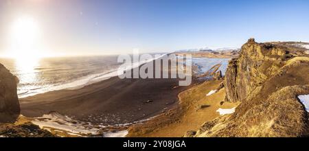 Vista panoramica della spiaggia di Dyrholaey in inverno freddo con neve in Islanda, vicino a Vik Foto Stock