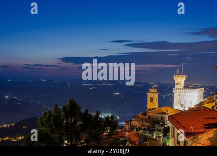 San Marino - panorama della città al crepuscolo, vista del palazzo del governo Foto Stock
