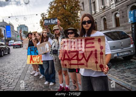 Kiev, Ucraina. 1 settembre 2024, Kiev, Ucraina. I sostenitori del Battaglione Azov prigionieri di guerra tengono dei cartelli in occasione di un raduno che chiede il loro rilascio. Crediti: Jay Kogler/Alamy Live News Foto Stock