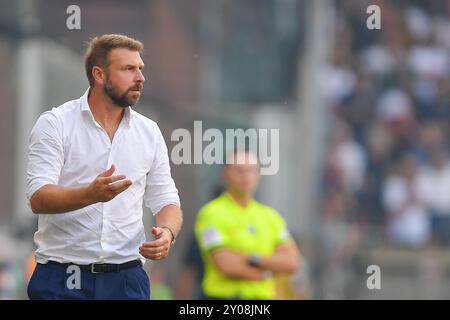 Genova, Italia. 1 settembre 2024. L'allenatore dell'Hellas Verona Paolo Zanetti gesta durante la partita di calcio di serie A tra Genova e Hellas Verona allo Stadio Luigi Ferraris di Genova, Italia - sabato 01 settembre 2024. Sport - calcio . (Foto di Tano Pecoraro/Lapresse) credito: LaPresse/Alamy Live News Foto Stock