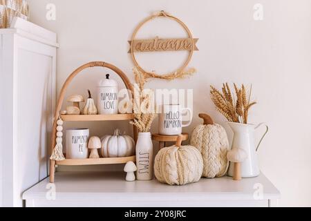 Dossenheim, Germania - 1 settembre 2024: Decorazioni autunnali in stile boho con tazze Rae Dunn con testo, zucche, tazze e fiori secchi Foto Stock