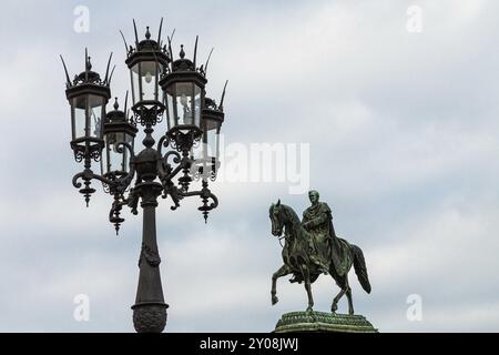 Lanterna e statua di un cavaliere a Dresda Foto Stock