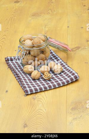 Noci in un vaso di vetro su un tavolo da cucina, noci in un vaso di vetro Foto Stock