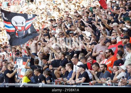 Eindhoven, Paesi Bassi. 1 settembre 2024. EINDHOVEN, PAESI BASSI - 1 SETTEMBRE: Tifosi del PSV sventolando bandiere durante una partita olandese Eredivisie tra il PSV e il Go Ahead Eagles al Philips Stadion il 1° settembre 2024 a Eindhoven, Paesi Bassi. (Foto di Broer van den Boom/Orange Pictures) credito: dpa/Alamy Live News Foto Stock