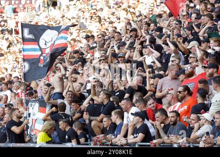 Eindhoven, Paesi Bassi. 1 settembre 2024. EINDHOVEN, PAESI BASSI - 1 SETTEMBRE: Tifosi del PSV sventolando bandiere durante una partita olandese Eredivisie tra il PSV e il Go Ahead Eagles al Philips Stadion il 1° settembre 2024 a Eindhoven, Paesi Bassi. (Foto di Broer van den Boom/Orange Pictures) credito: dpa/Alamy Live News Foto Stock