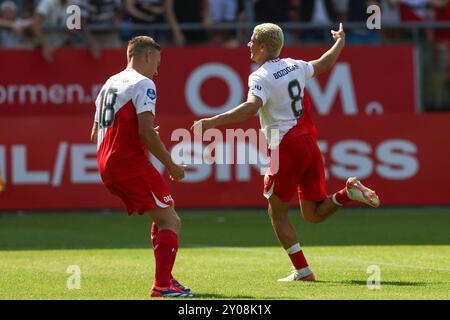 Utrecht, Paesi Bassi. 1 settembre 2024. UTRECHT, PAESI BASSI - 1 SETTEMBRE: Jens Toornstra dell'FC Utrecht, CAN Bozdogan dell'FC Utrecht festeggia il secondo gol delle loro squadre, il 2-1 durante la partita olandese Eredivisie tra FC Utrecht e FC Twente allo Stadion Galgenwaard il 1° settembre 2024 a Utrecht, Paesi Bassi. (Foto di Ben Gal/Orange Pictures) credito: dpa/Alamy Live News Foto Stock