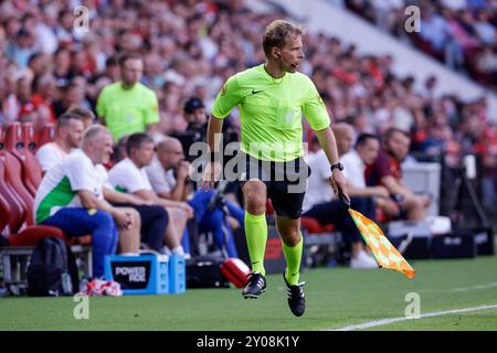 Eindhoven, Paesi Bassi. 1 settembre 2024. EINDHOVEN, PAESI BASSI - 1 SETTEMBRE: L'assistente arbitro Richard Brondijk corre durante una partita olandese Eredivisie tra PSV e Go Ahead Eagles al Philips Stadion il 1° settembre 2024 a Eindhoven, Paesi Bassi. (Foto di Broer van den Boom/Orange Pictures) credito: dpa/Alamy Live News Foto Stock