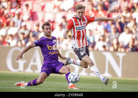 Eindhoven, Paesi Bassi. 1 settembre 2024. EINDHOVEN, PAESI BASSI - 1 SETTEMBRE: Tygo Land of PSV corre con il pallone durante una partita olandese Eredivisie tra il PSV e Go Ahead Eagles al Philips Stadion il 1° settembre 2024 a Eindhoven, Paesi Bassi. (Foto di Broer van den Boom/Orange Pictures) credito: dpa/Alamy Live News Foto Stock