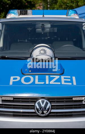 Polizei, Streifenwagen, Einsatzhelm liegt auf der Motorhaube, bei einer Pause, Symbolbild Polizei *** polizia, pattuglia, casco steso sul cofano, durante una pausa, polizia fotografica simbolica Foto Stock