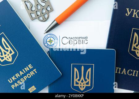 Documento di servizio passaporto. Centro ucraino per il rilascio dei documenti. Ucraina, Kiev - 26 gennaio 2024. Foto Stock