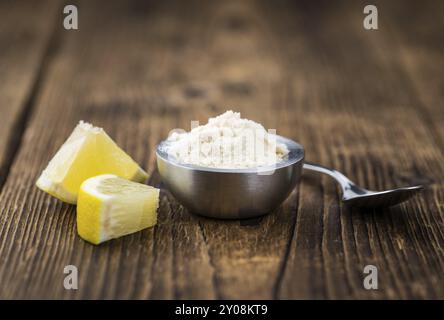 Tavolo in legno con polvere di limone (primo piano dettagliato, messa a fuoco selettiva) Foto Stock