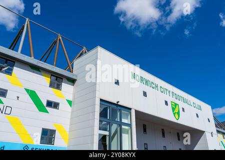 Norwich, Regno Unito - agosto 30 2024: Facciata dello stadio della squadra di calcio del Regno Unito Norwich City con il logo del club e il nome della squadra Foto Stock